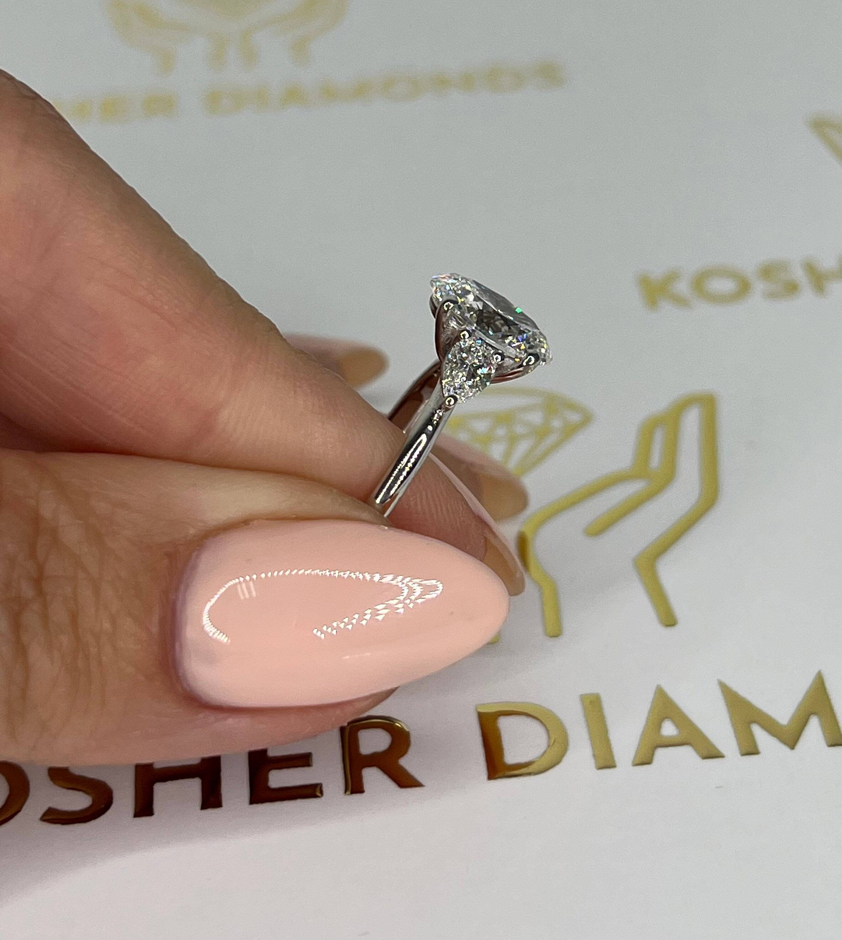 2.5 Carat Oval Cut Three Stone Diamond Engagement Ring, Side Pear Diamonds